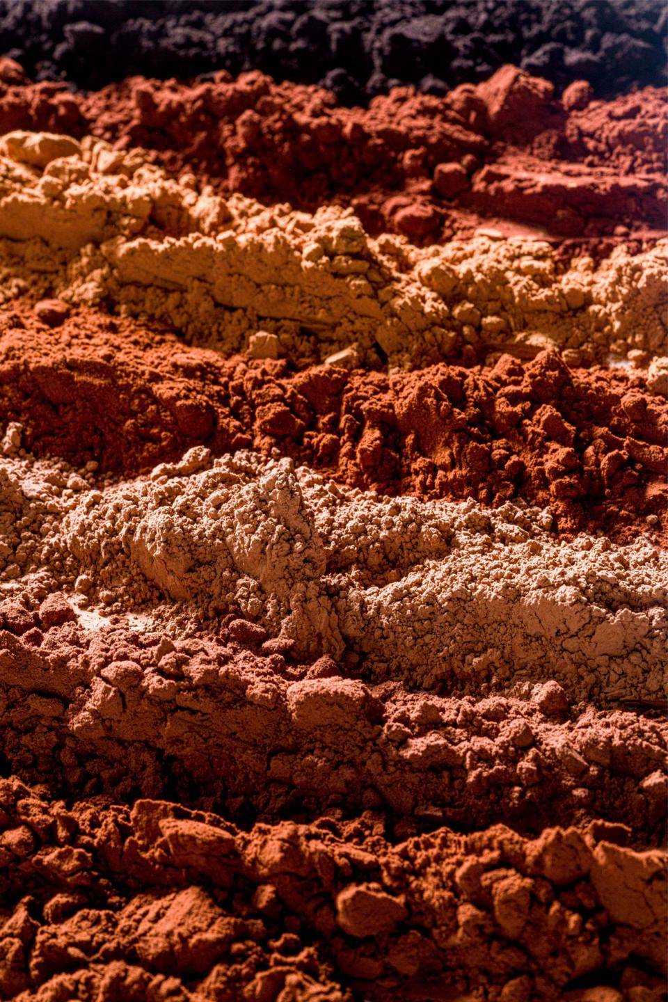 cacau em pó enfileirado um cima do outro com tons diferentes