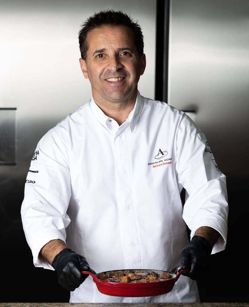 Chef Bertrand Busquet segurando uma criação dentro de uma panelinha