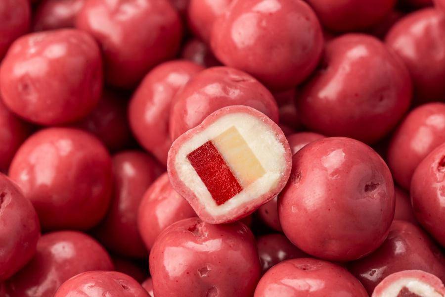 Драже "Клубника–Кокос–Ruby" с клубничным мармеладом, кокосовой джандуей, покрытое шоколадом Callebaut Ruby.