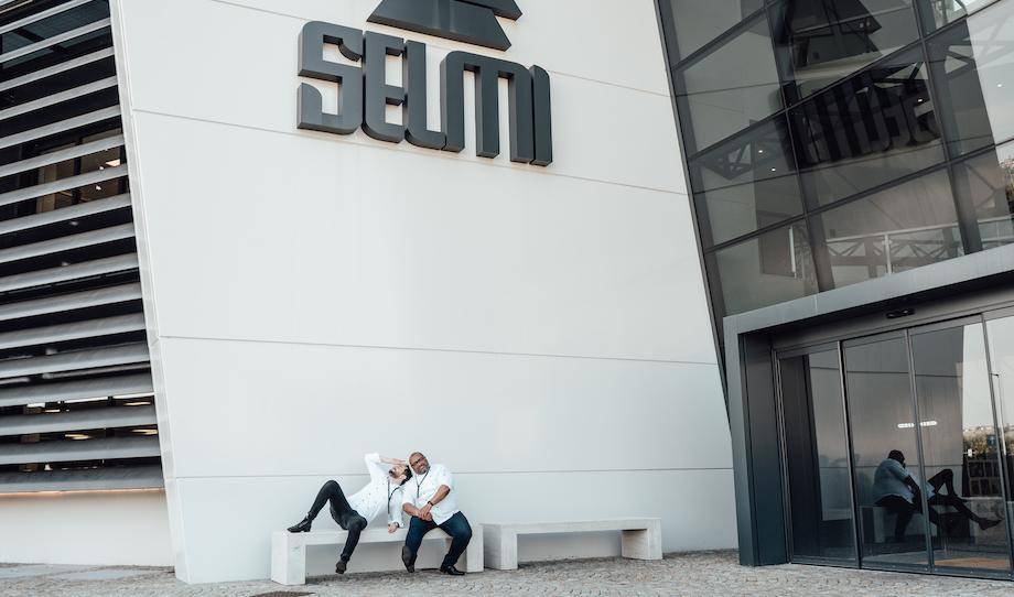 Alistair Birt and Graham Hornigold take a break in the Selmi courtyard