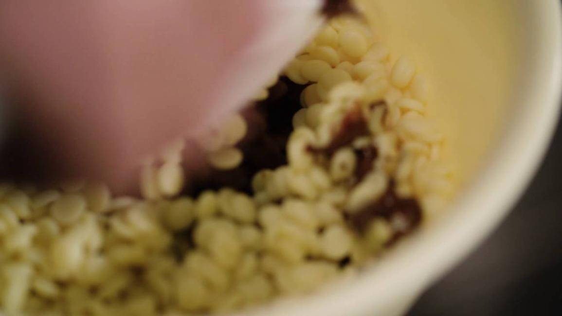 Wie Sie einen samtigen Schokoladeneffekt auf Hohlfiguren und Gebäck erreichen