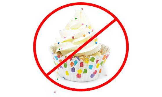 Czerwone kółko z przechodzącą przez nie linią nałożone na babeczkę