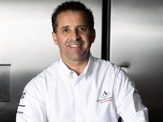 Chef Bertrand Busquet segurando uma criação dentro de uma panelinha